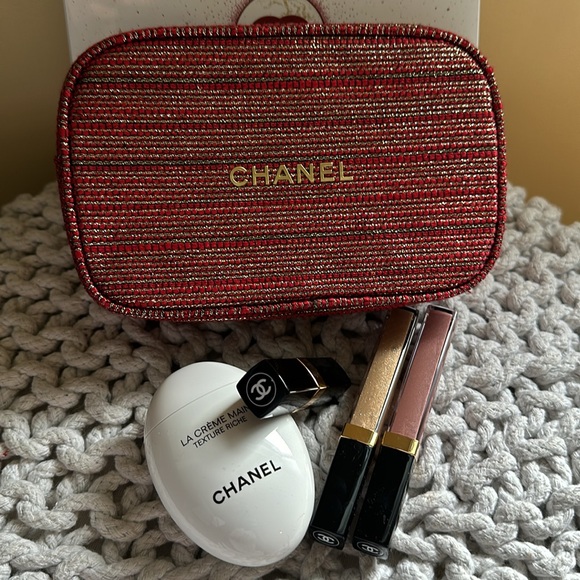 CHANEL HOLIDAY 5pc Gift Set LIP GLOSS/ BALM & Hydration on Hand w/ POUCH - Picture 2 of 9